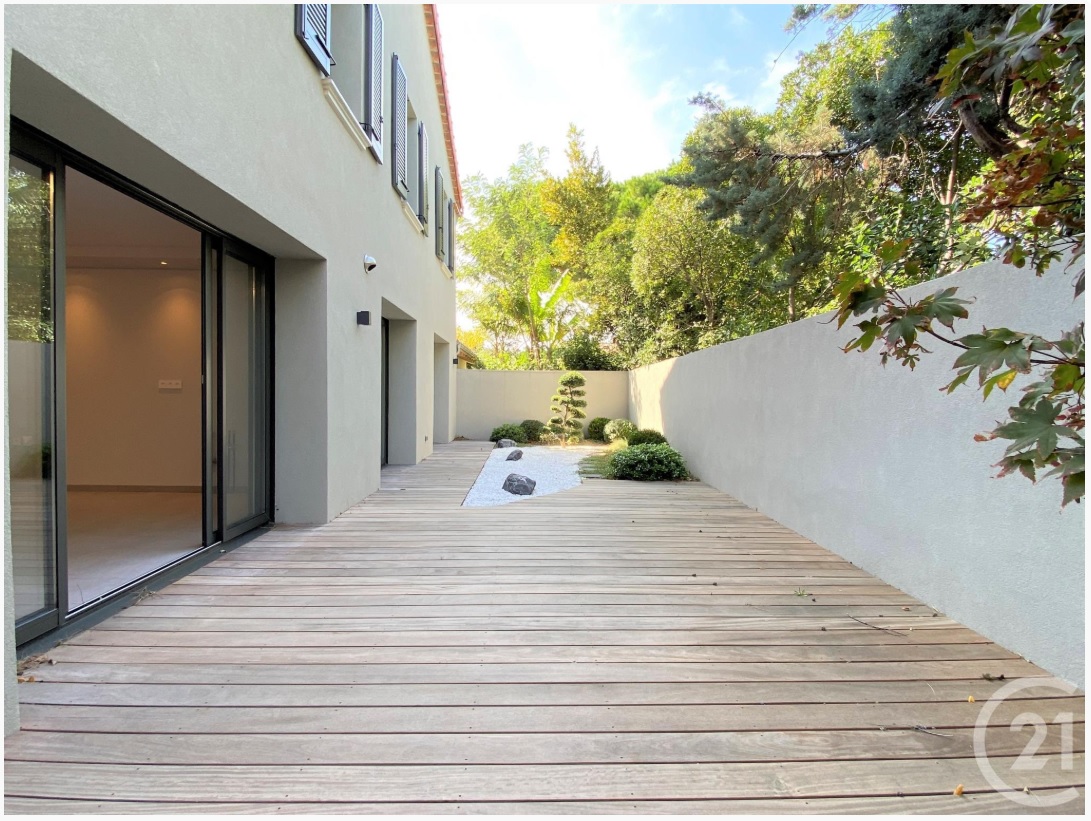 Appartement à vendre place des Lices saint Tropez avec terrasse Thibon Luxury Properties Thomas Thum Immobilier